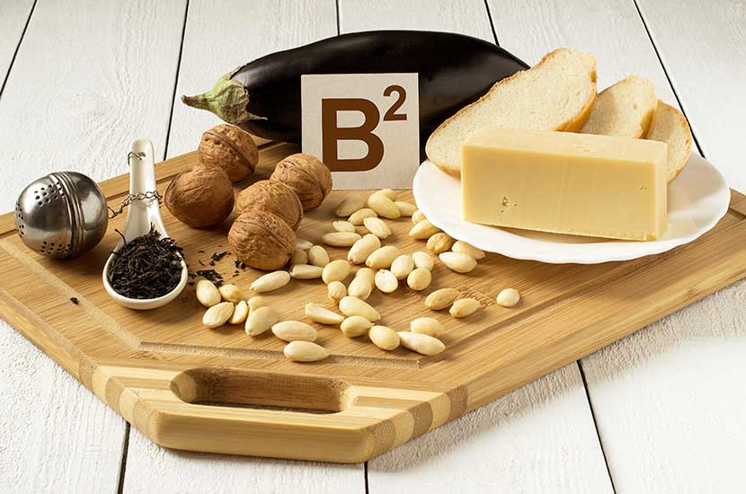 La vitamina B2 se encuentra en carnes rojas, productos lácteos y huevos.